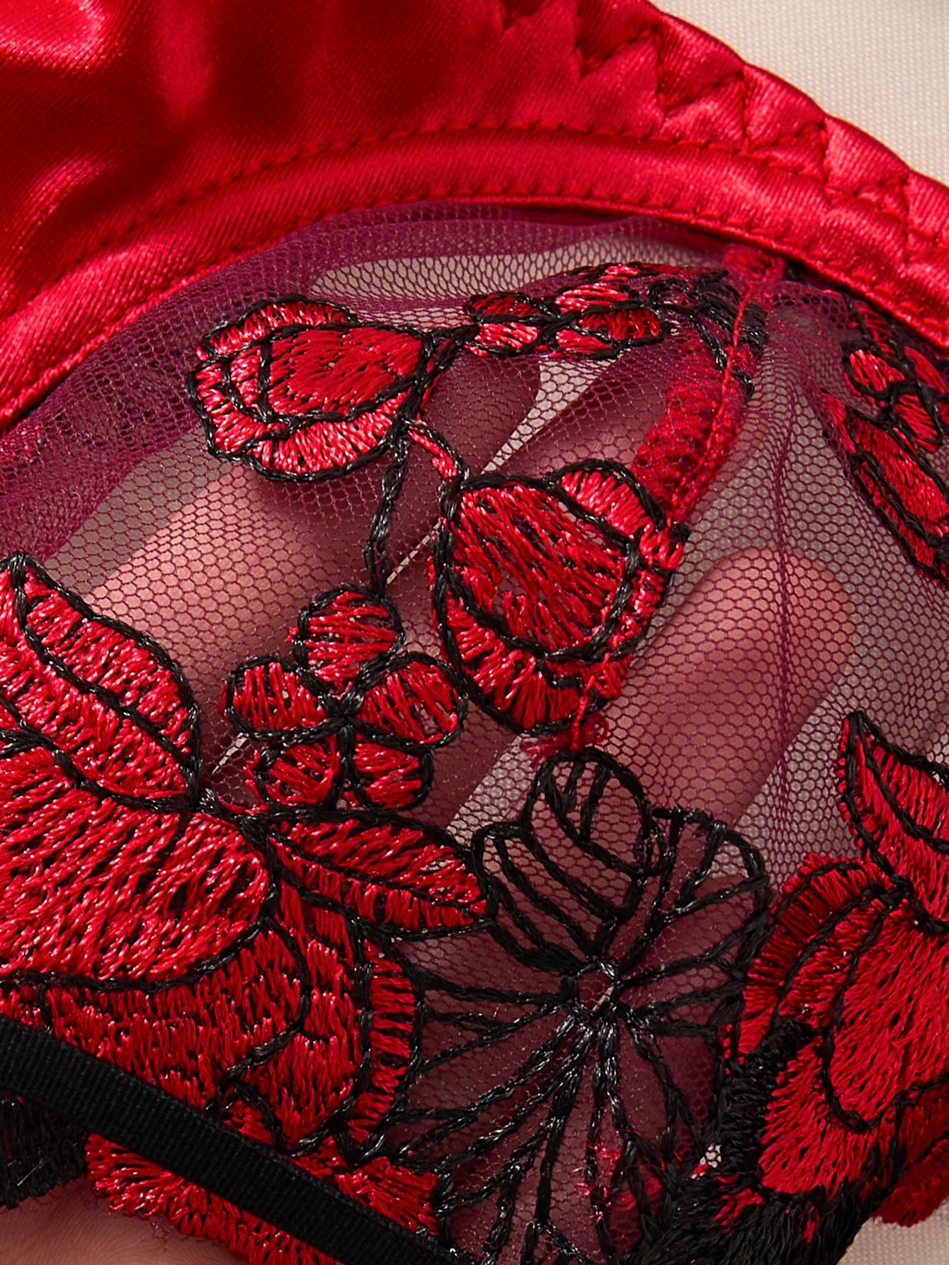 A Set of Sexy Red Lingerie, Including a Bra and Panties with Daisy Patterns, as Well as a Comfortable Home-Style ZA825127