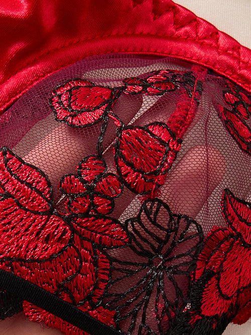 A Set of Sexy Red Lingerie, Including a Bra and Panties with Daisy Patterns, as Well as a Comfortable Home-Style ZA825127