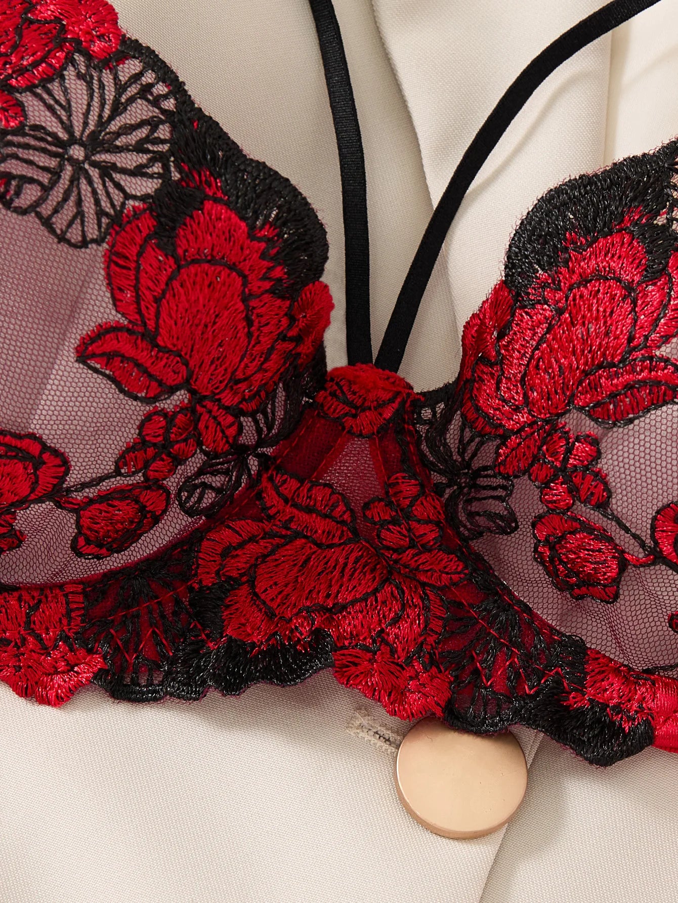 A Set of Sexy Red Lingerie, Including a Bra and Panties with Daisy Patterns, as Well as a Comfortable Home-Style ZA825127