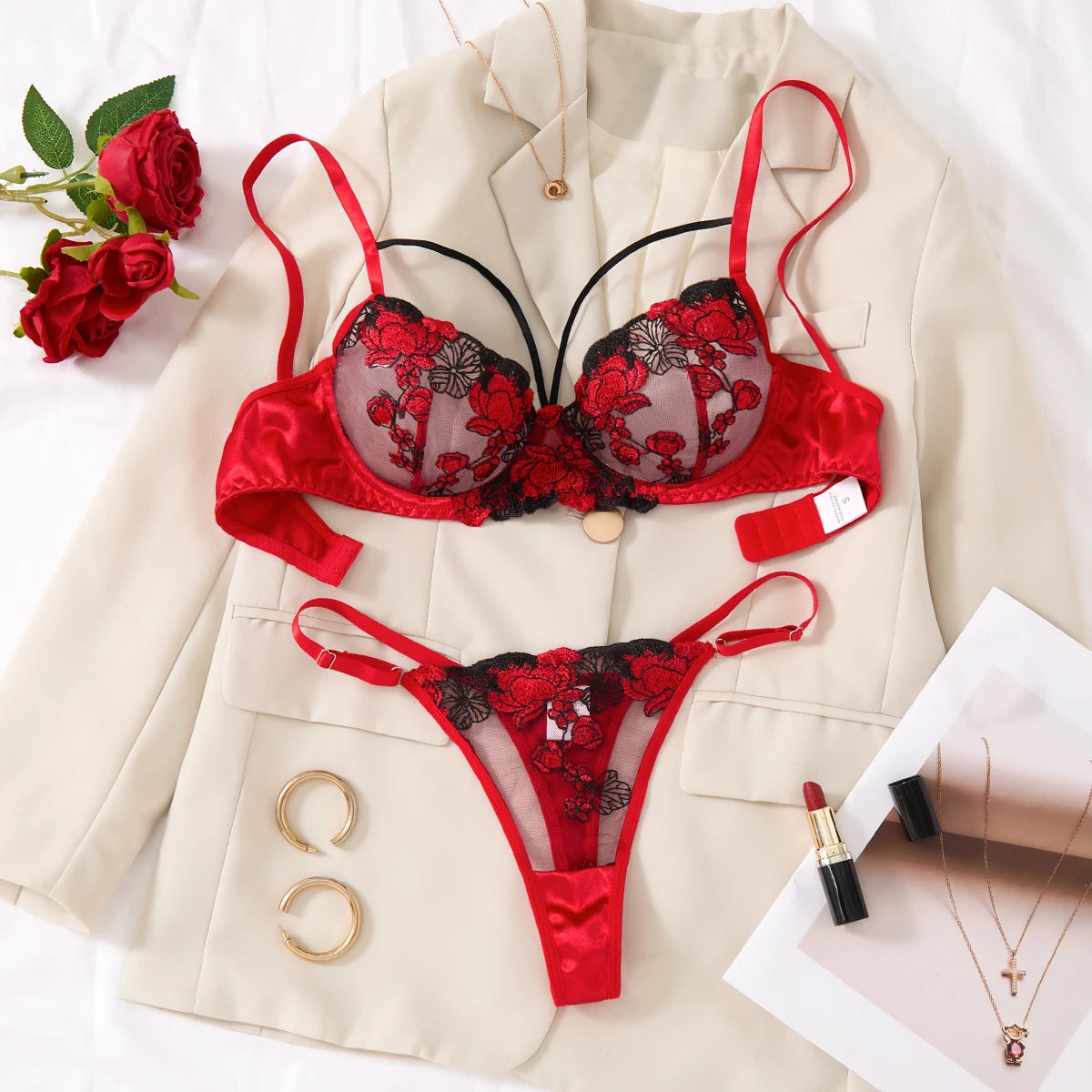 A Set of Sexy Red Lingerie, Including a Bra and Panties with Daisy Patterns, as Well as a Comfortable Home-Style ZA825127